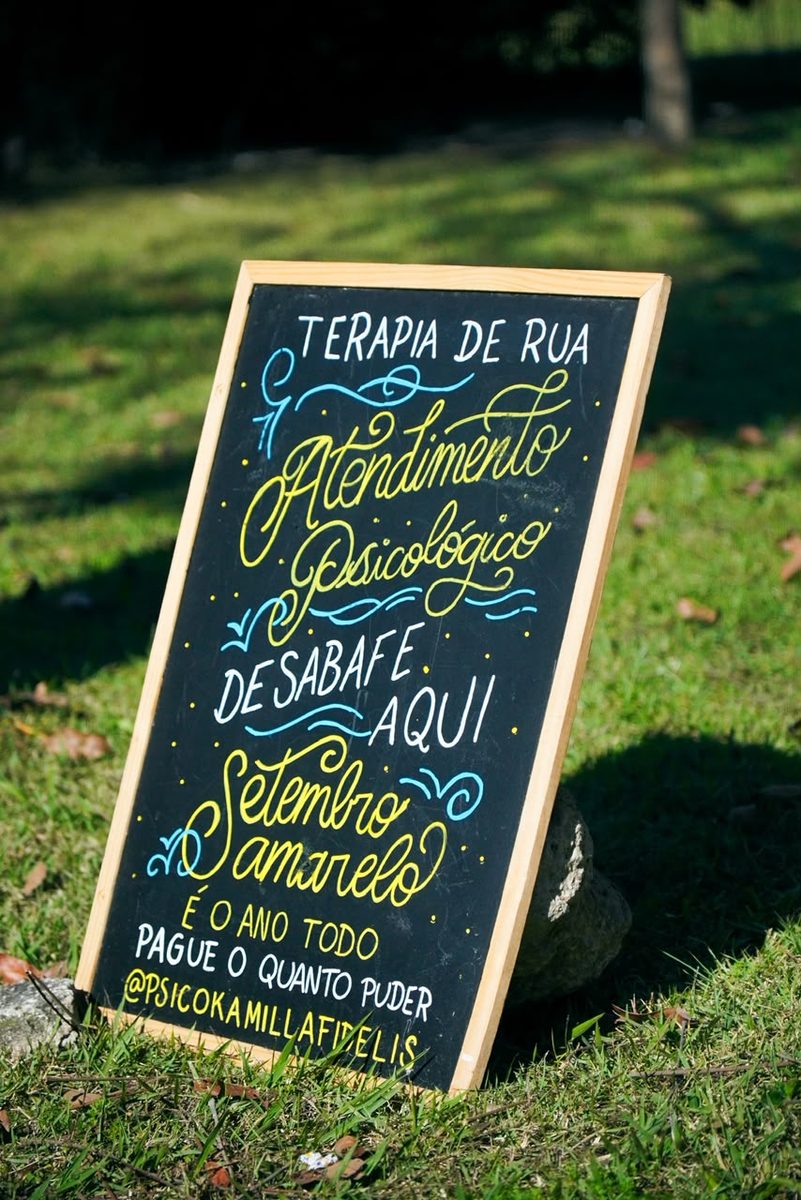 Placa escrita Terapia de Rua, atendimento psicológico, desabafe aqui