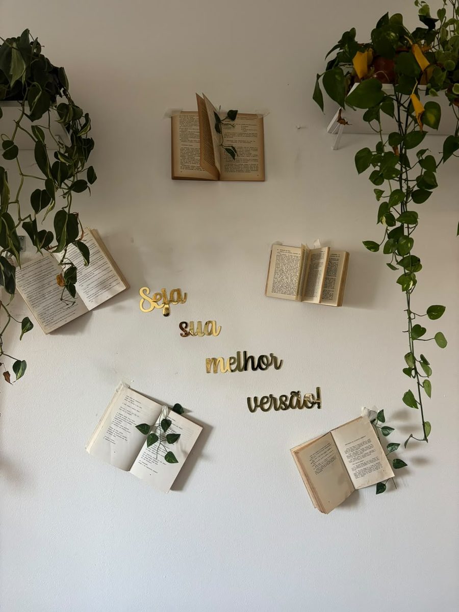 Parede com livros e a frase Seja sua melhor versão no consultório