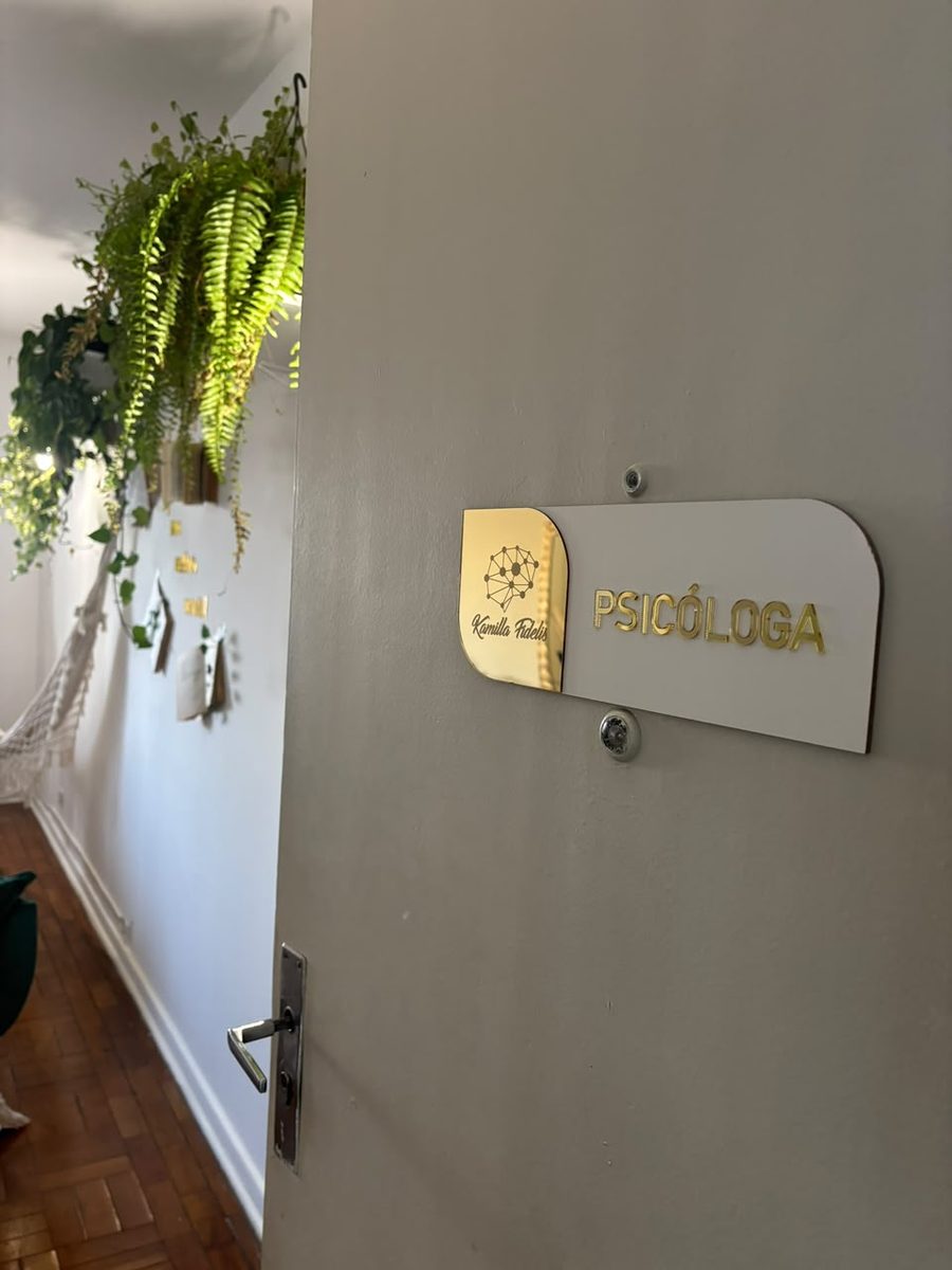 Placa na porta do consultório com o logotipo e a palavra Psicóloga