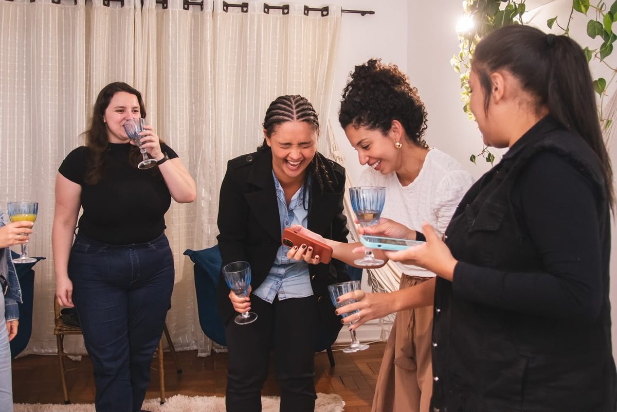Mulheres rindo juntas durante a vivência terapêutica