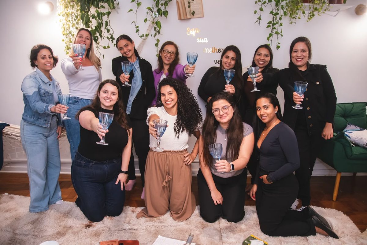 Mulheres brindando com taças na vivência Palavras, Vinho e Cura